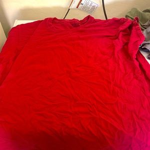 Darkish red gildan xl shirt